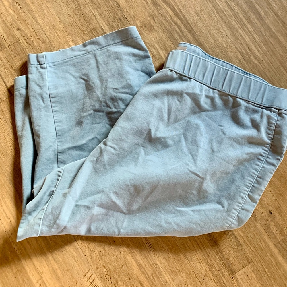 💕3/$18💕 Avenue Plus Size Light Blue Capri~ Size 26